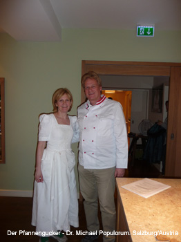 Der Pfannengucker mit Johanna Maier vom Restaurant Hubertus in Filzmoos. Frühjahr 2011.